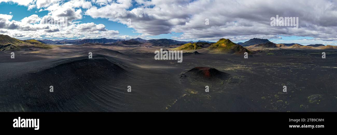 Bizarre und surrealistische Landschaften zeigen sich den Besuchern der Region um Landmannalaugar im südlichen Hochland Islands. Stockfoto