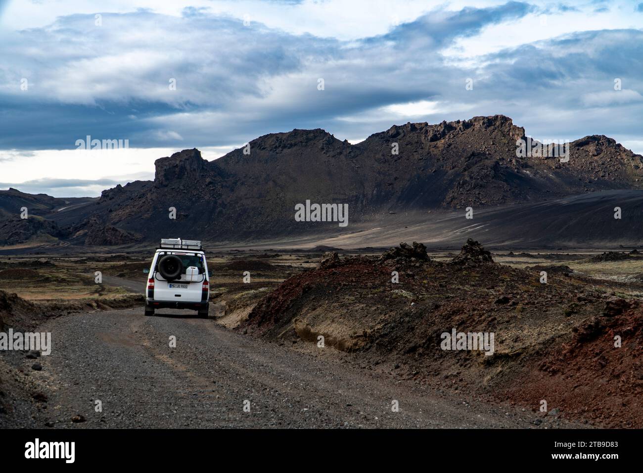 Ein 4x4, Offroad Fahrzeug auf der F208 inmitten einer urzeitlichen Vulkanlandschaft in der Nähe von Landmannalaugar, Island Stockfoto