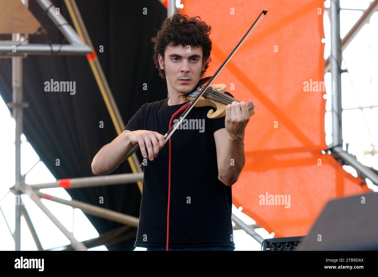 Imola Italien 15.06.2002: Dario Ciffo Violinist der Gruppe Afterhours während des Konzerts beim Heineken Jammin Festival 2002 Stockfoto