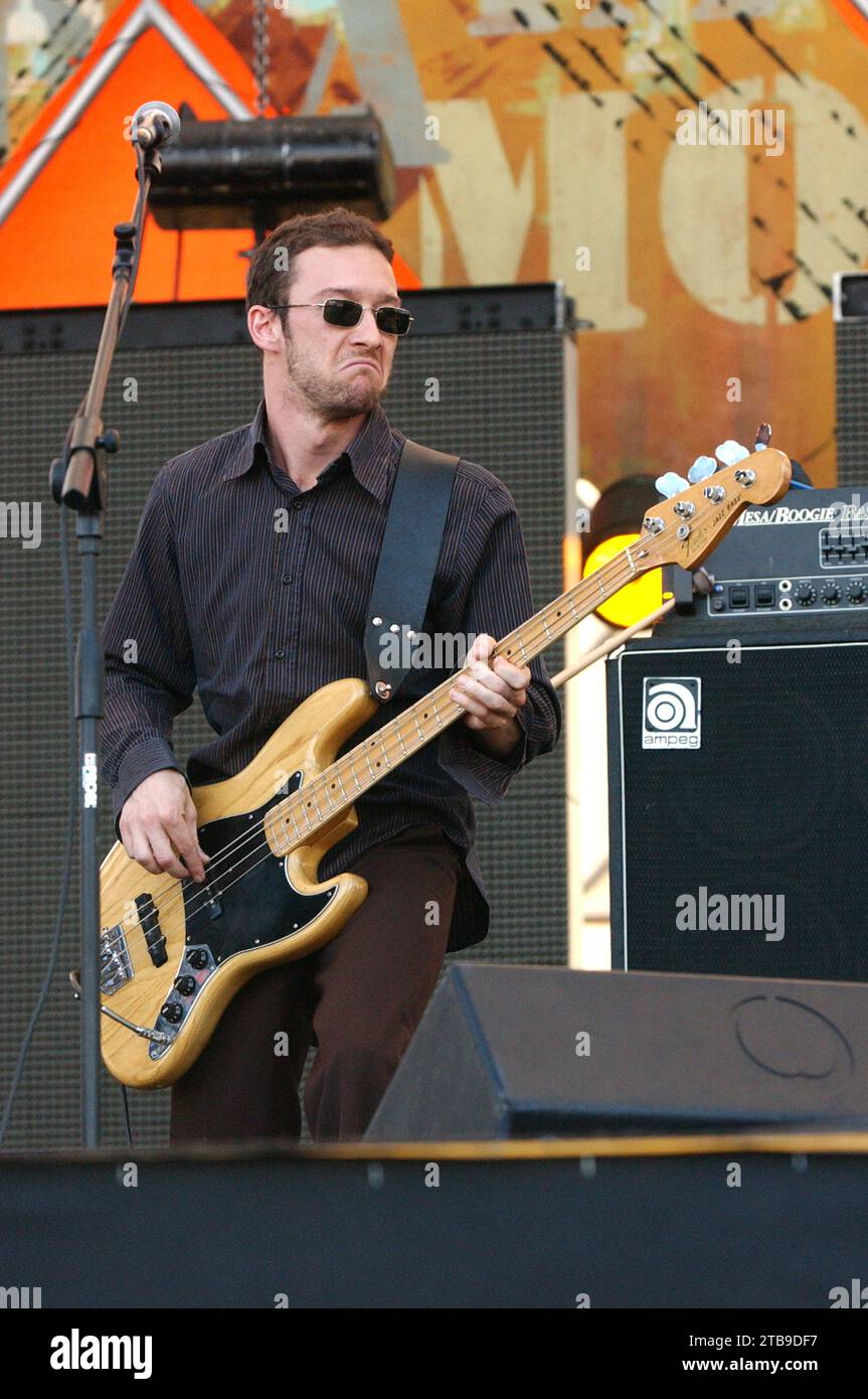 Imola Italien 15.06.2002: Andrea Viti Bassist der Gruppe Afterhours während des Konzerts beim Heineken Jammin Festival 2002 Stockfoto