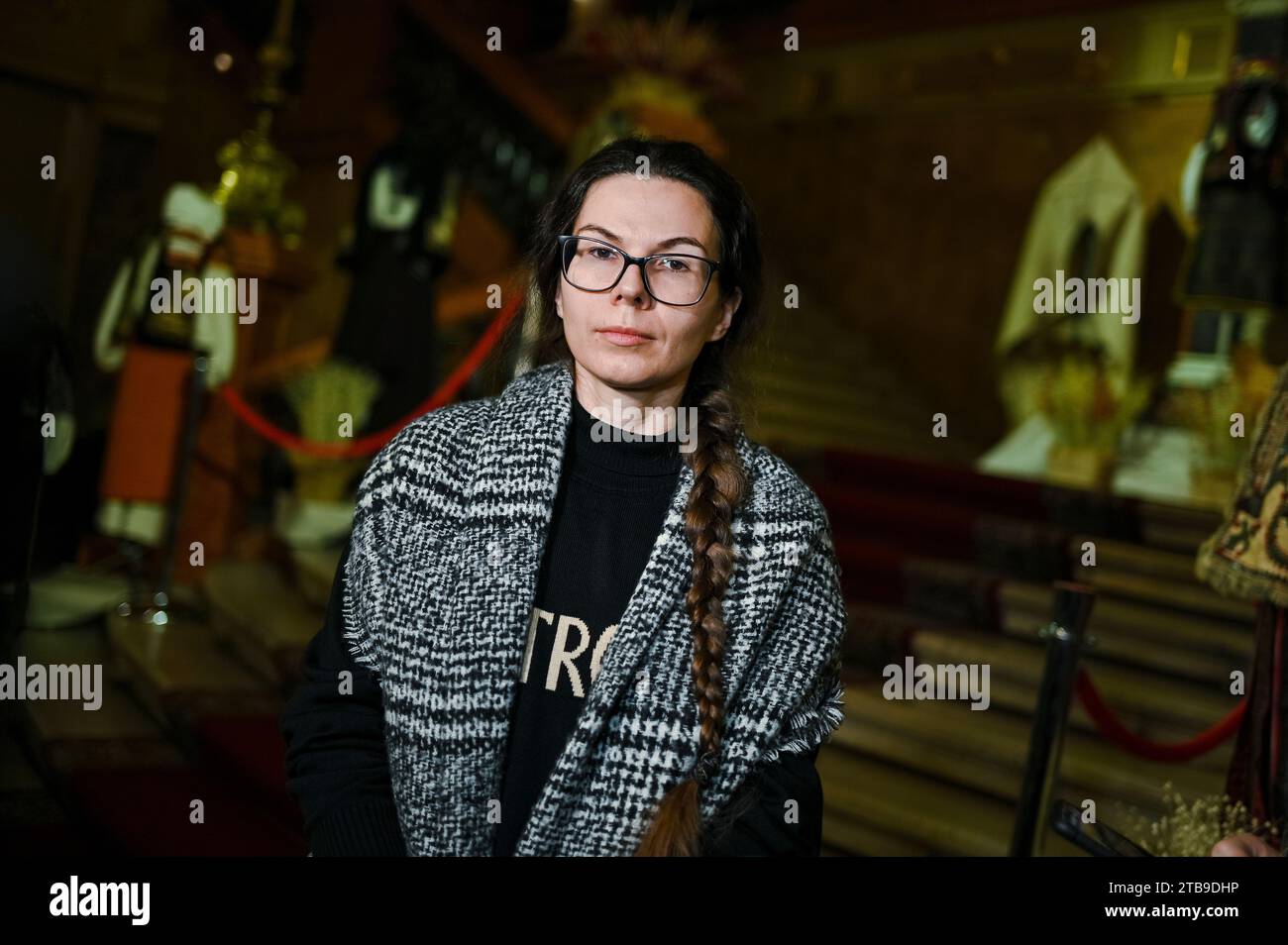 In Lemberg, Ukraine, spricht Kostümbildnerin Nataliia Mischtschenko am 1. Dezember 2023 während eines Briefings zur Premiere des Balletts „Schatten vergessener Vorfahren“ im Akademischen Opern- und Balletttheater Solomija Krushelnytska Lemberg vor der Presse. Das Ballett basiert auf dem Roman des ukrainischen Schriftstellers Mykhailo Kotsiubynskyi aus dem Jahr 1911, der von seinem Aufenthalt in der Region Hutsul inspiriert wurde, und erzählt die tragische Liebesgeschichte von Iwan und Marichka, zwei Hutsulen aus rivalisierenden Familien. Das von Artem Shoshyn inszenierte Ballett enthält Musik von Ivan Nebesnyi und ein Libretto von Vasyl Vovkun. (Foto von Stockfoto