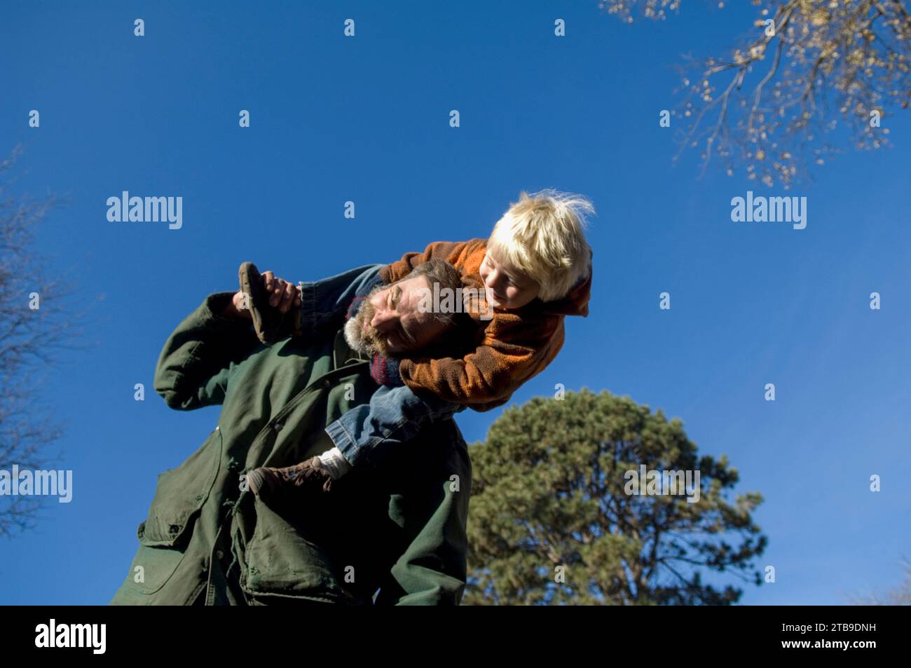 Der Mann und sein kleiner Sohn spielen draußen im hellen Sonnenlicht; Lincoln, Nebraska, USA Stockfoto