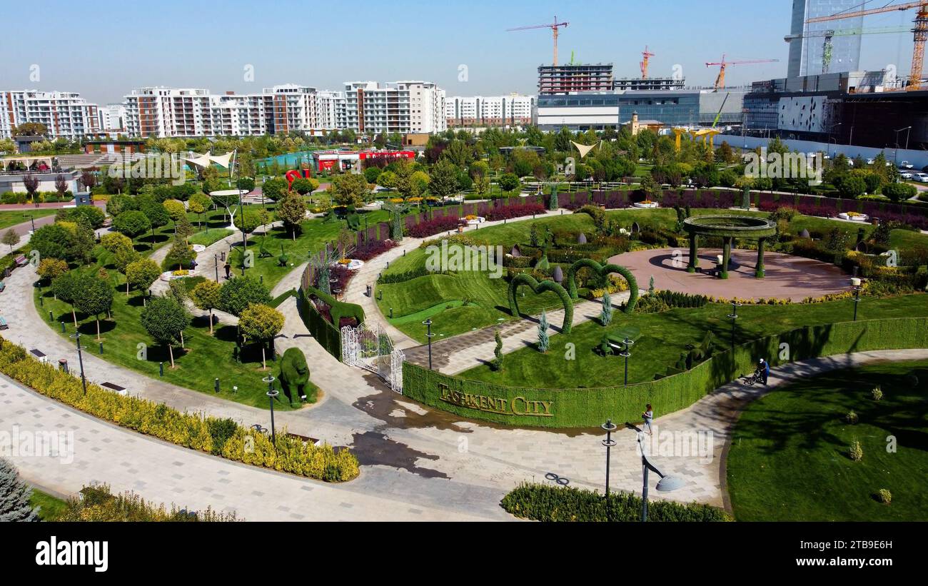 Taschkent, Usbekistan - 24. Mai 2021: Aus der Vogelperspektive des Stadtparks Taschkent Stockfoto