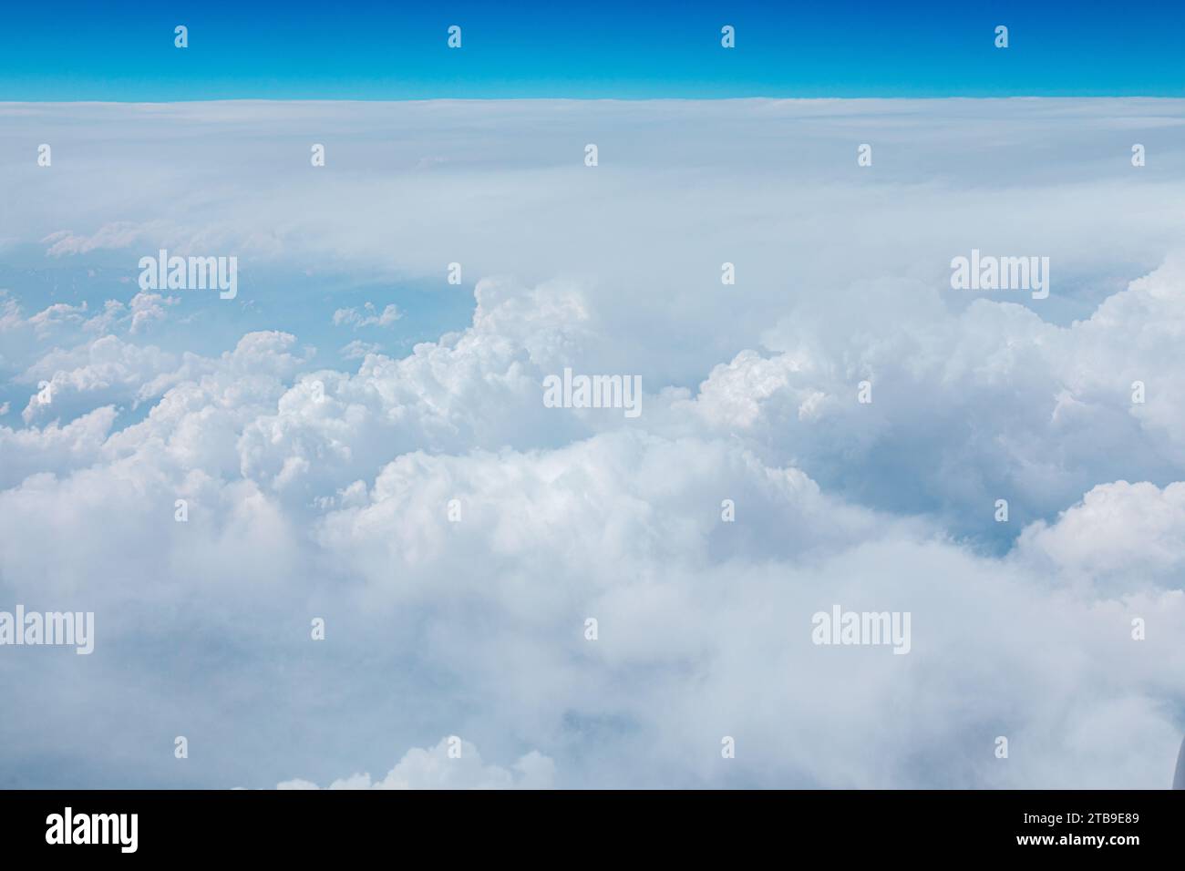 Fliegen über die Wolken ein Blick vom Flugzeug Stockfoto