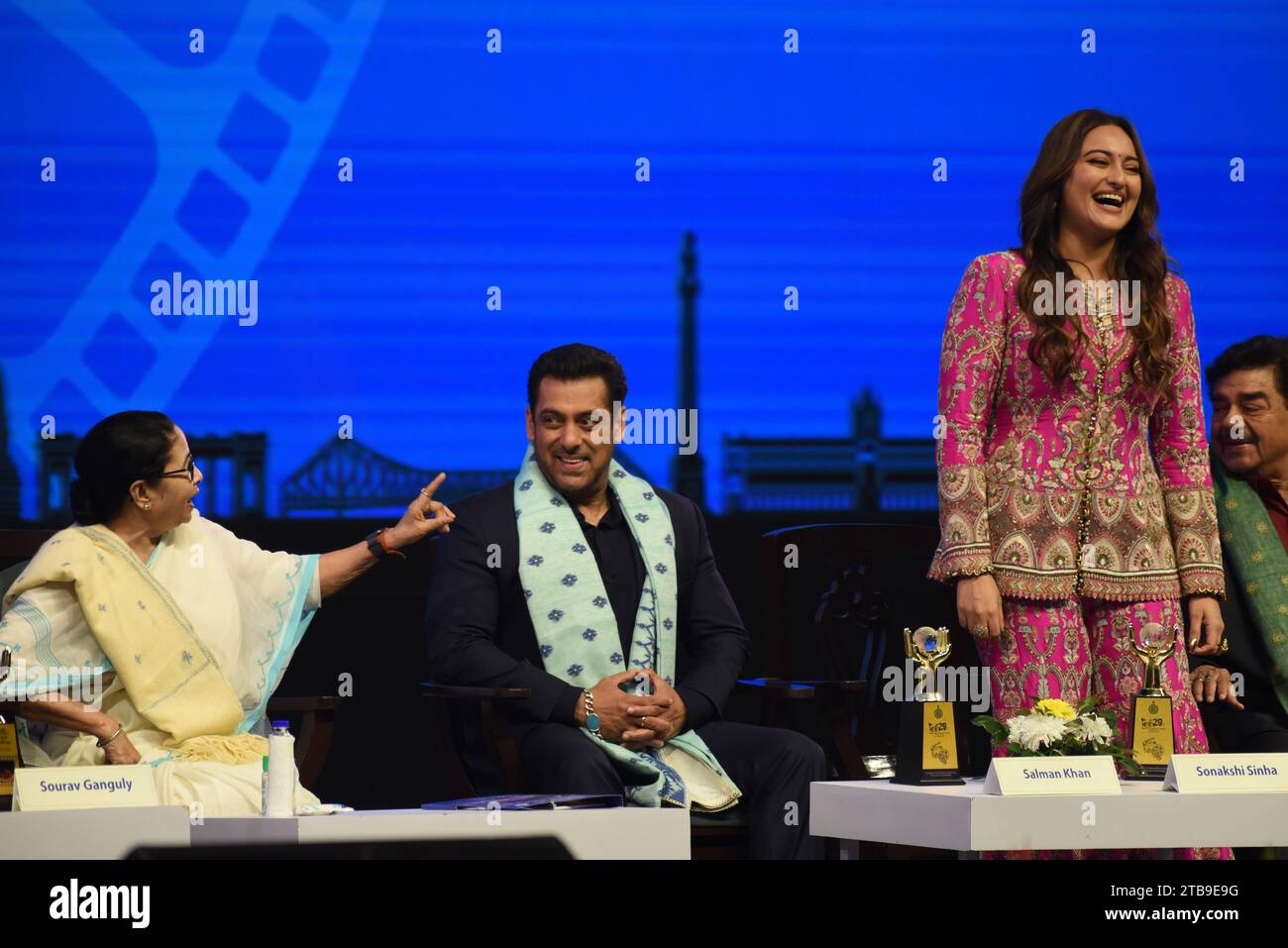 Kalkutta, Indien. Dezember 2023. Der Bollywood-Schauspieler Salman Khan interagiert mit der Westbengalen Chefministerin Mamata Banerjee und der Bollywood-Schauspielerin Sonakshi Sinha zu seiner Rechten während der Eröffnung des 29. Internationalen Filmfestivals in Kalkutta, Indien, am 5. Dezember 2023. (Foto: Debajyoti Chakraborty/NurPhoto) Credit: NurPhoto SRL/Alamy Live News Stockfoto