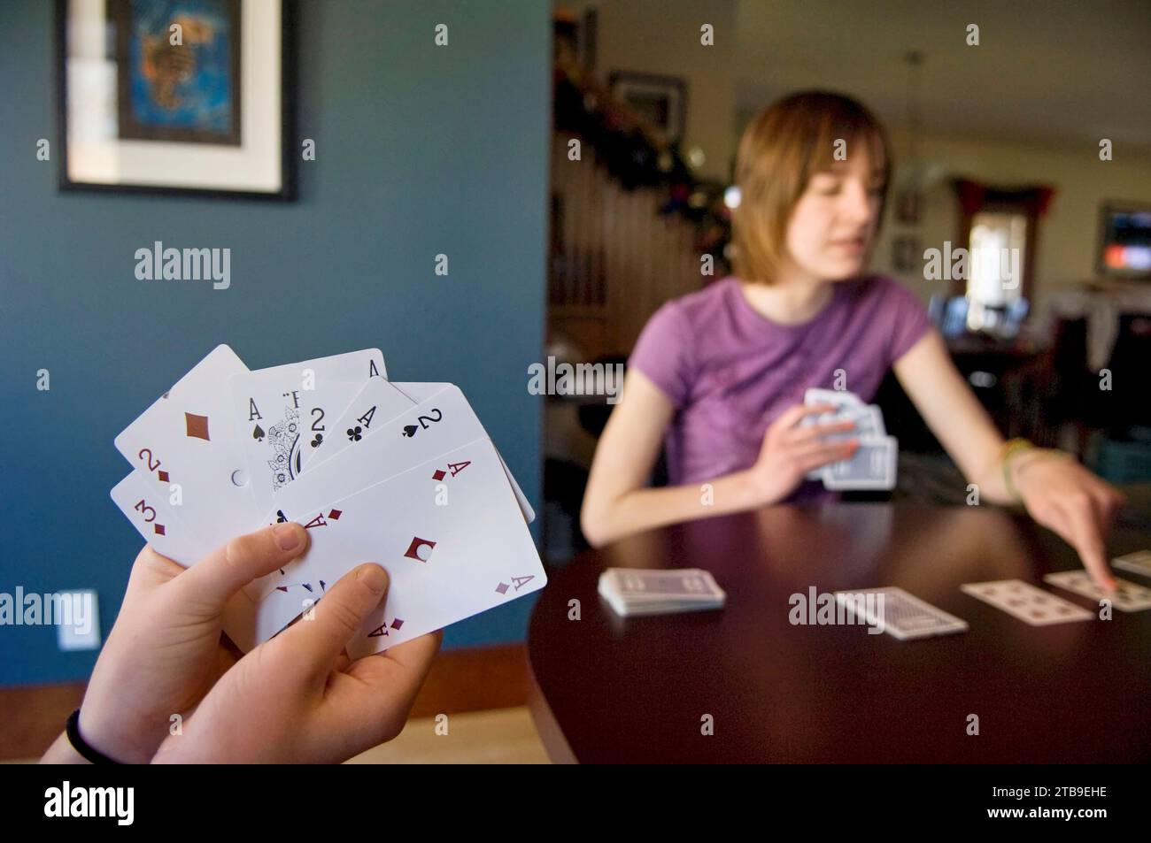 Mädchen spielt zu Hause Solitaire Kartenspiel; Lincoln, Nebraska, Vereinigte Staaten von Amerika Stockfoto