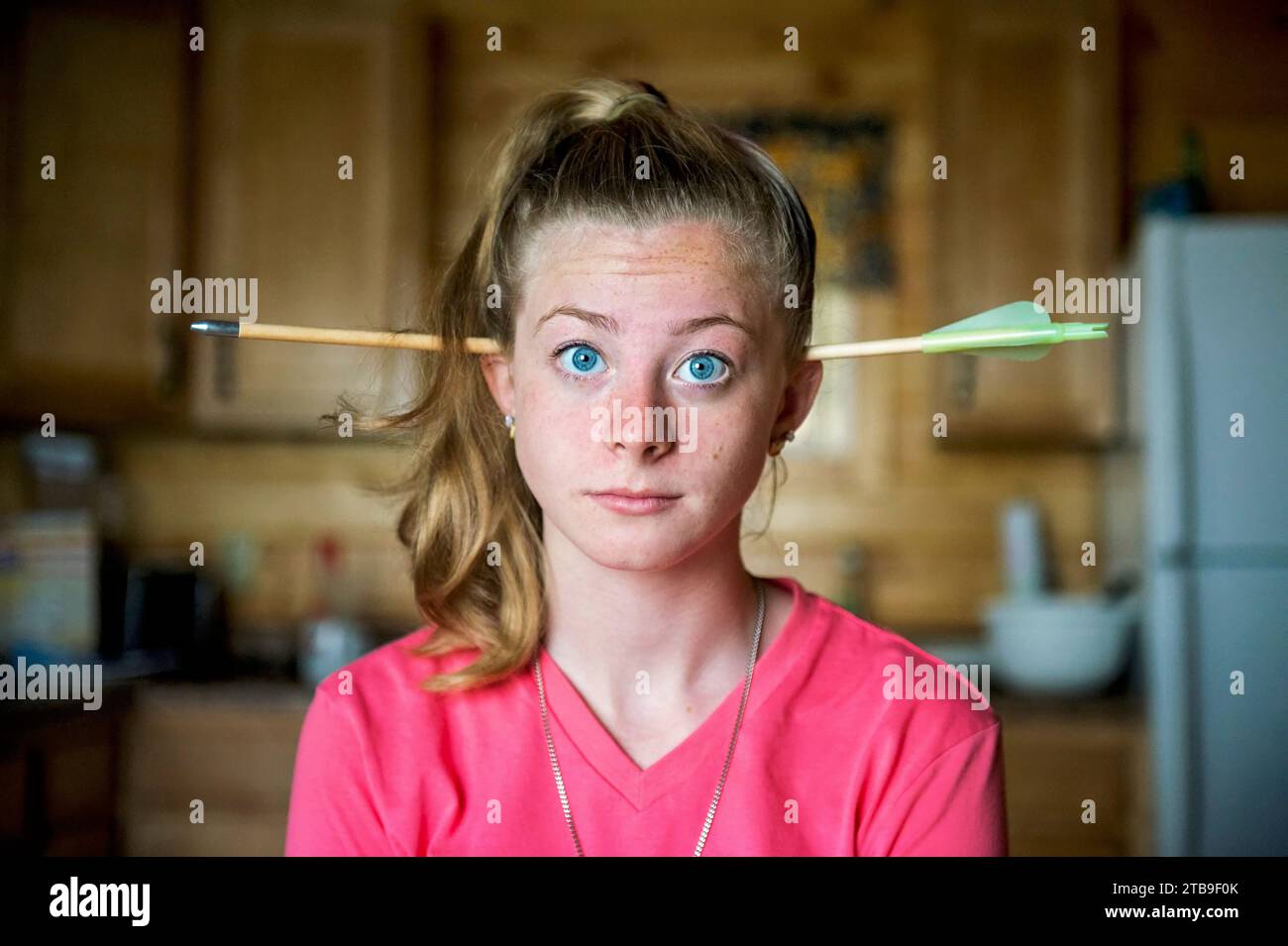 Teenager-Mädchen mit einem Pfeil durch den Kopf; Minnesota, Vereinigte Staaten von Amerika Stockfoto