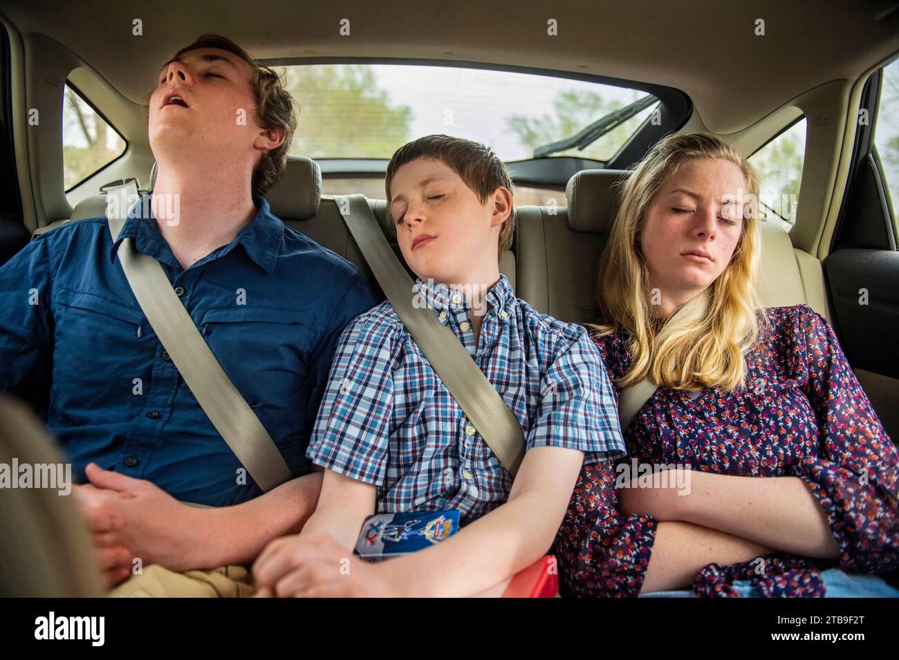 Die Geschwister schlafen während einer Autofahrt ein; Elkhorn, Nebraska, Vereinigte Staaten von Amerika Stockfoto