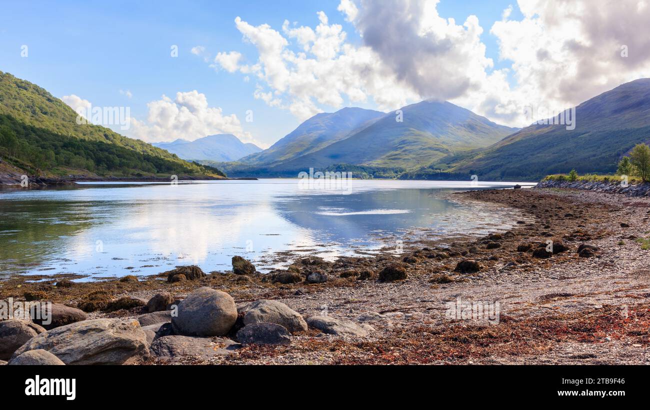 Wunderschöne schottische Highlands-Szene mit See und Hügeln Stockfoto