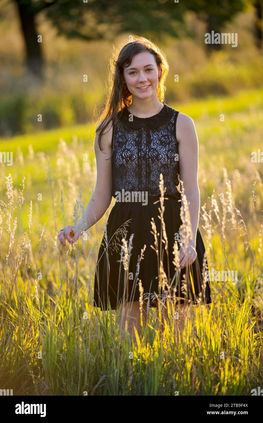 Porträt eines Jugendlichen Mädchens in einem Land; Dunbar, Nebraska, Vereinigte Staaten von Amerika Stockfoto