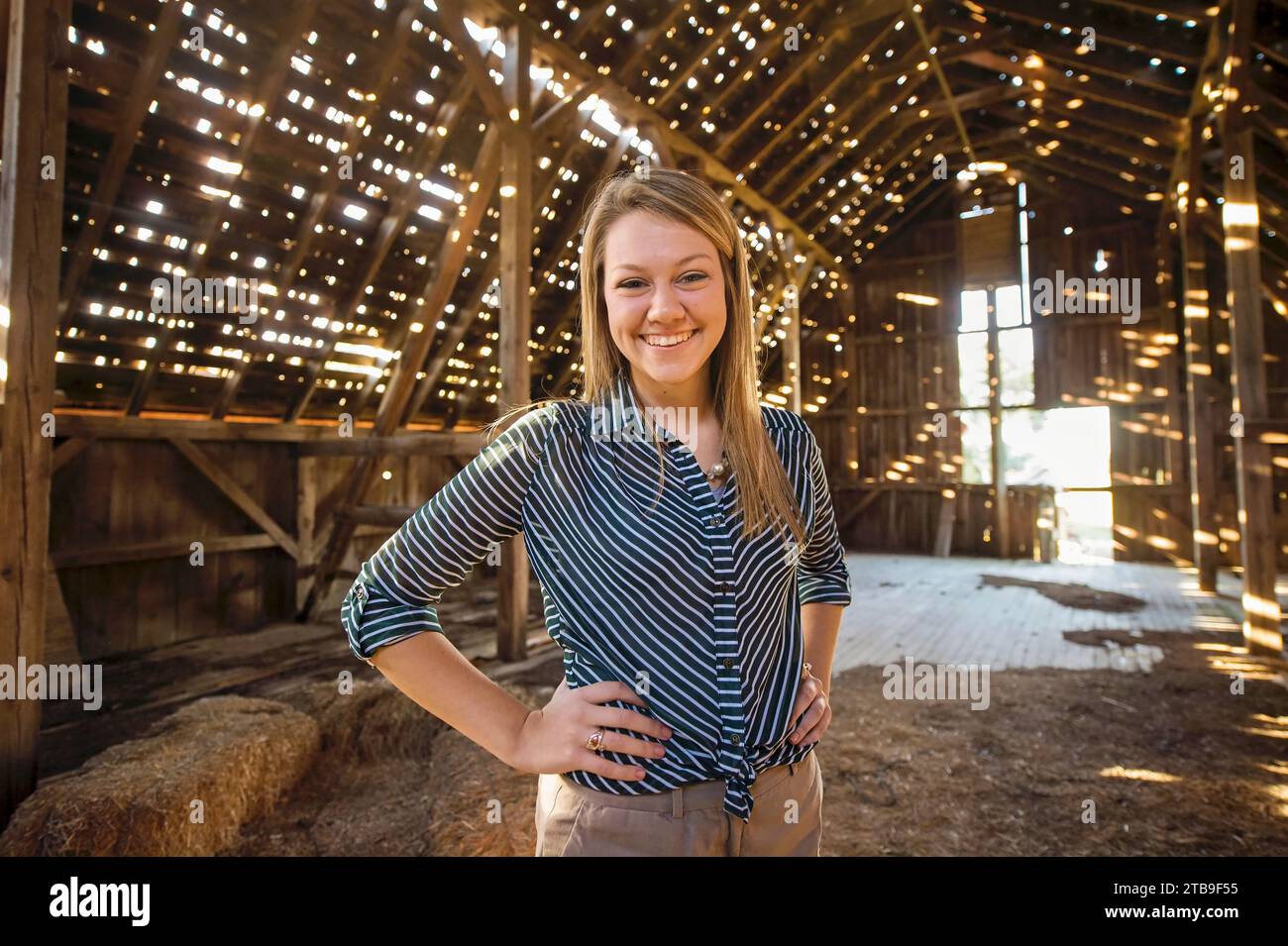 Porträt eines Jugendlichen Mädchens in einer alten Scheune; Dunbar, Nebraska, Vereinigte Staaten von Amerika Stockfoto