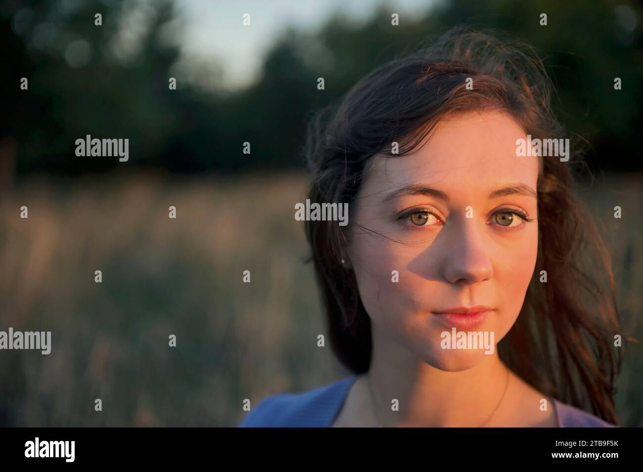 Porträt eines Teenagers auf einem Land mit warmem Sonnenlicht im Gesicht; Dunbar, Nebraska, USA Stockfoto