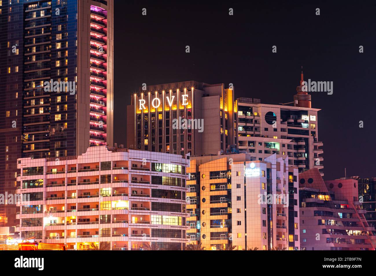 Dubai, Vereinigte Arabische Emirate - 21. Juni 2023: Rove Dubai Marina Hotel bei Nacht Stockfoto