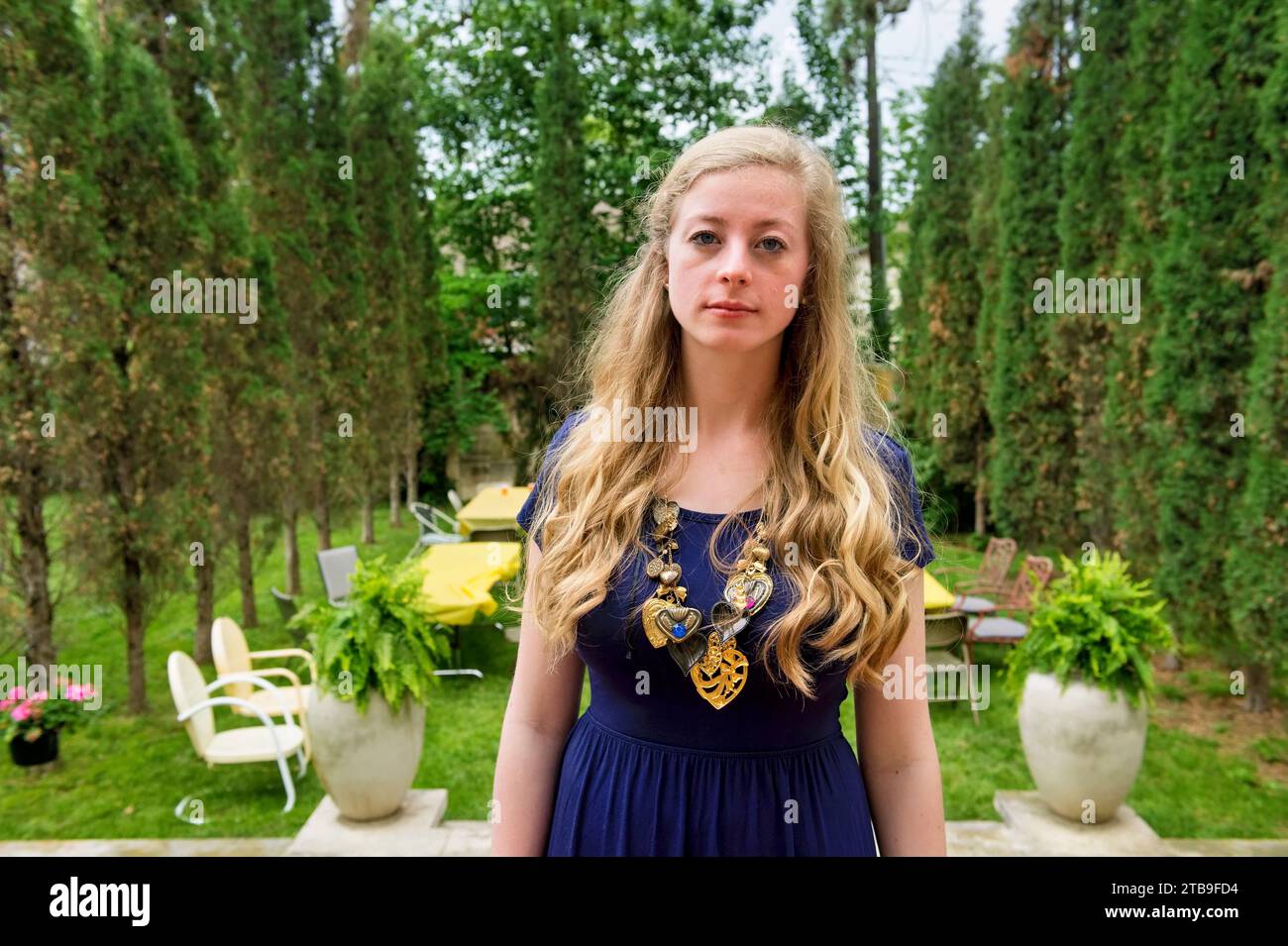 Teenager Girl posiert für ein Porträt auf ihrer High School Abschlussfeier in Lincoln, Nebraska, USA Stockfoto