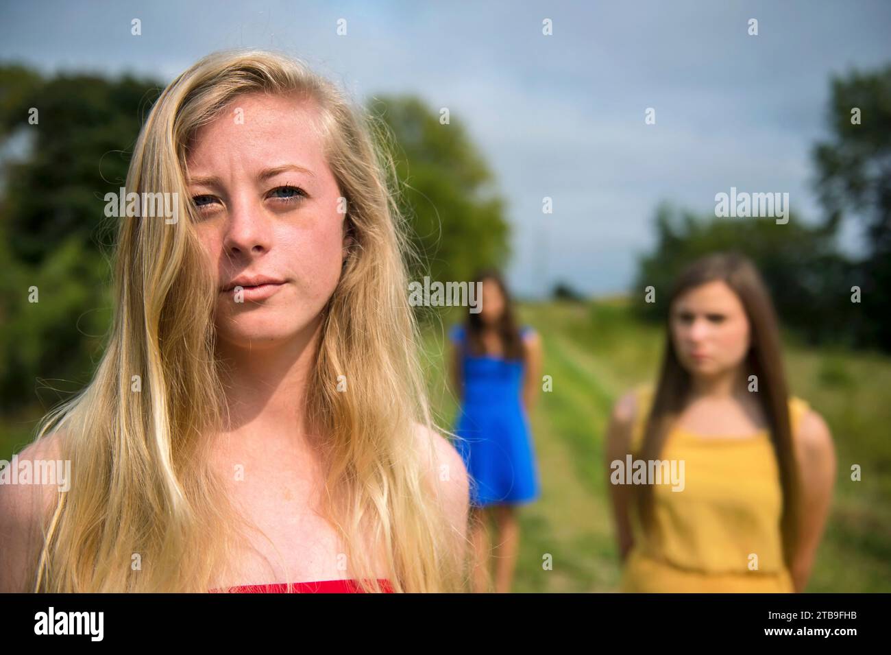 Drei Mädchen im Teenageralter in einer sonnigen Landschaft; Bennet, Nebraska, Vereinigte Staaten von Amerika Stockfoto