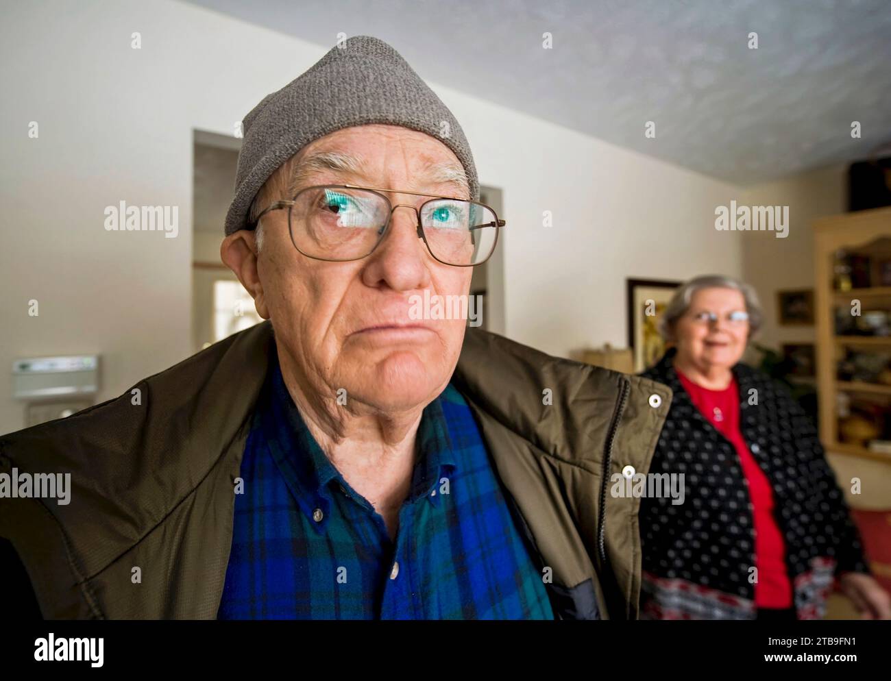 Ältere Ehepaare in ihrem Haus; Elkhorn, Nebraska, Vereinigte Staaten von Amerika Stockfoto