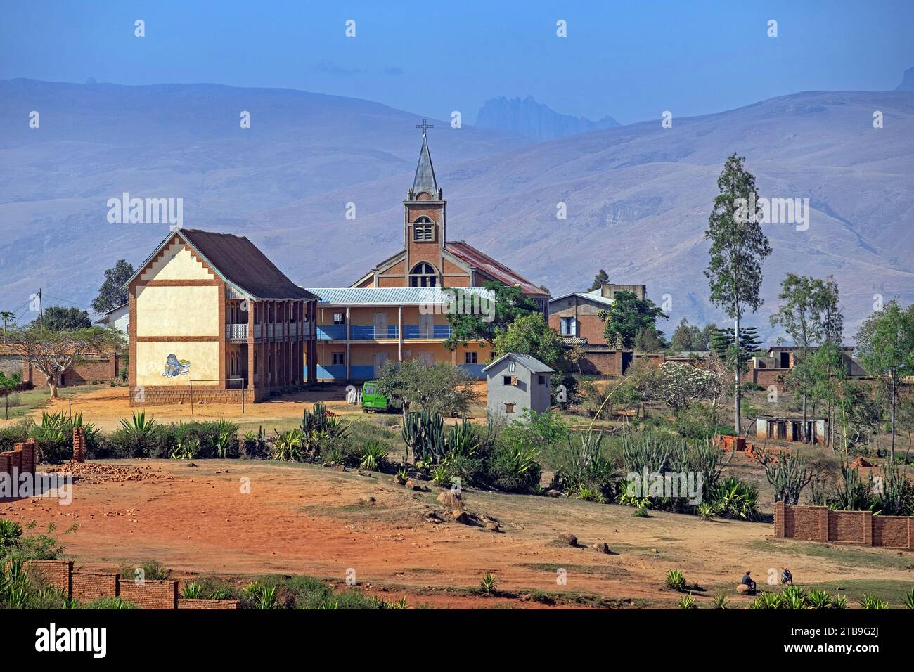 Ländliches Dorf und Kirche am Stadtrand von Ambalavao, Haute Matsiatra Region, Central Highlands, Madagaskar, Afrika Stockfoto