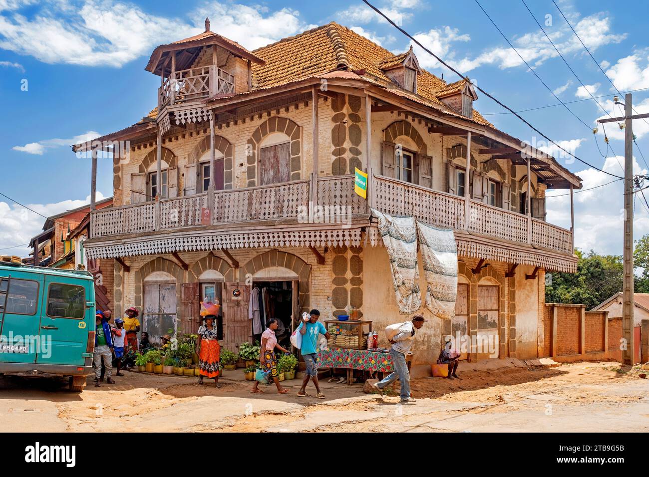 Altes französisches Kolonialgebäude mit Holzbalkonen in der Stadt Ambalavao, Haute Matsiatra, Central Highlands, Madagaskar, Afrika Stockfoto
