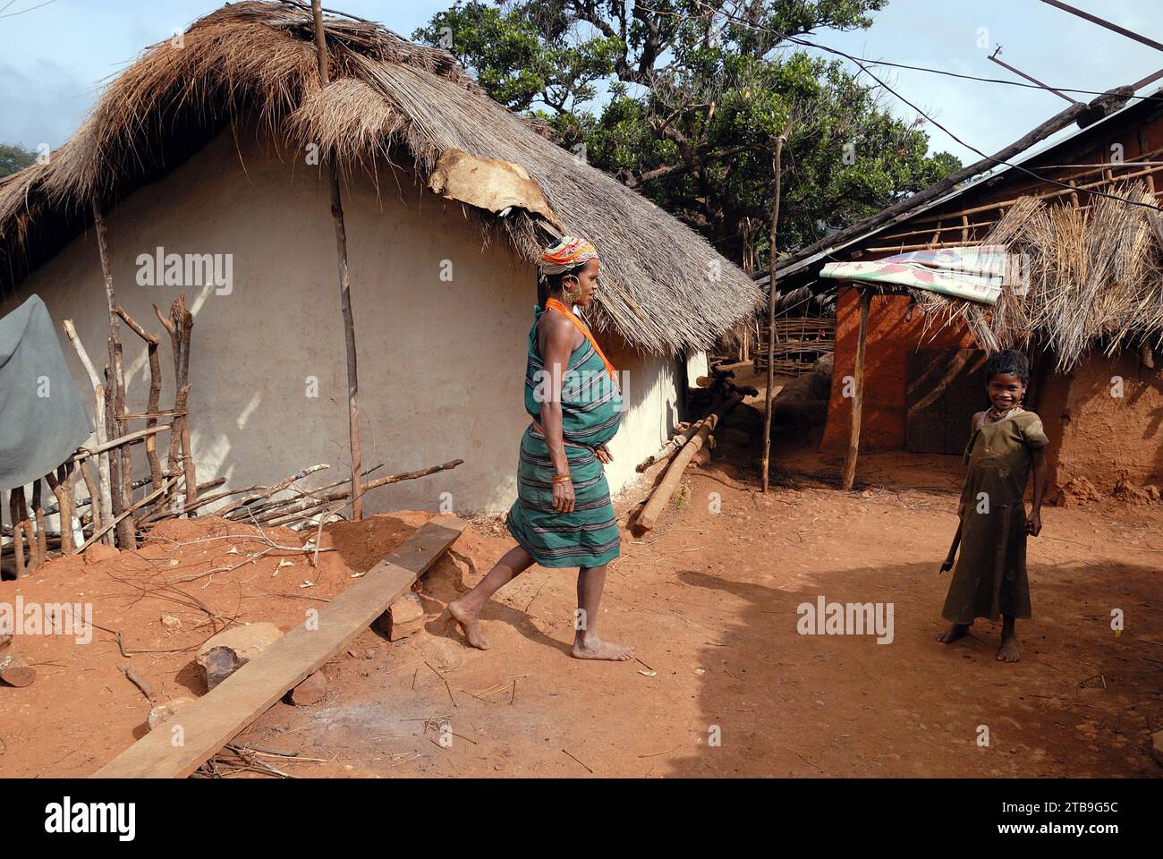 Bonda Dorf in den jaypore Hügeln. Die Bonda, auch bekannt als Remo, sind eine ethnische Gruppe der Munda, die in den isolierten Hügellandschaften des Malkangiri-Distrikts im Südwesten von Odisha, nahe der Kreuzung der drei bundesstaaten Odisha, Chhattisgarh und Andhra Pradesh lebt. Der Stamm ist einer der ältesten und primitivsten Indiens; seine Kultur hat sich seit mehr als tausend Jahren kaum verändert. Sie sind eine der 75 primitiven Stammesgruppen, die von der indischen Regierung identifiziert wurden. Stockfoto