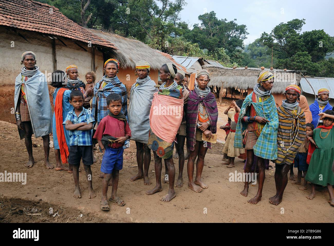 Die Bonda, auch bekannt als Remo, sind eine ethnische Gruppe der Munda, die in den isolierten Hügellandschaften des Malkangiri-Distrikts im Südwesten von Odisha, nahe der Kreuzung der drei bundesstaaten Odisha, Chhattisgarh und Andhra Pradesh lebt. Der Stamm ist einer der ältesten und primitivsten Indiens; seine Kultur hat sich seit mehr als tausend Jahren kaum verändert. Sie sind eine der 75 primitiven Stammesgruppen, die von der indischen Regierung identifiziert wurden. Stockfoto