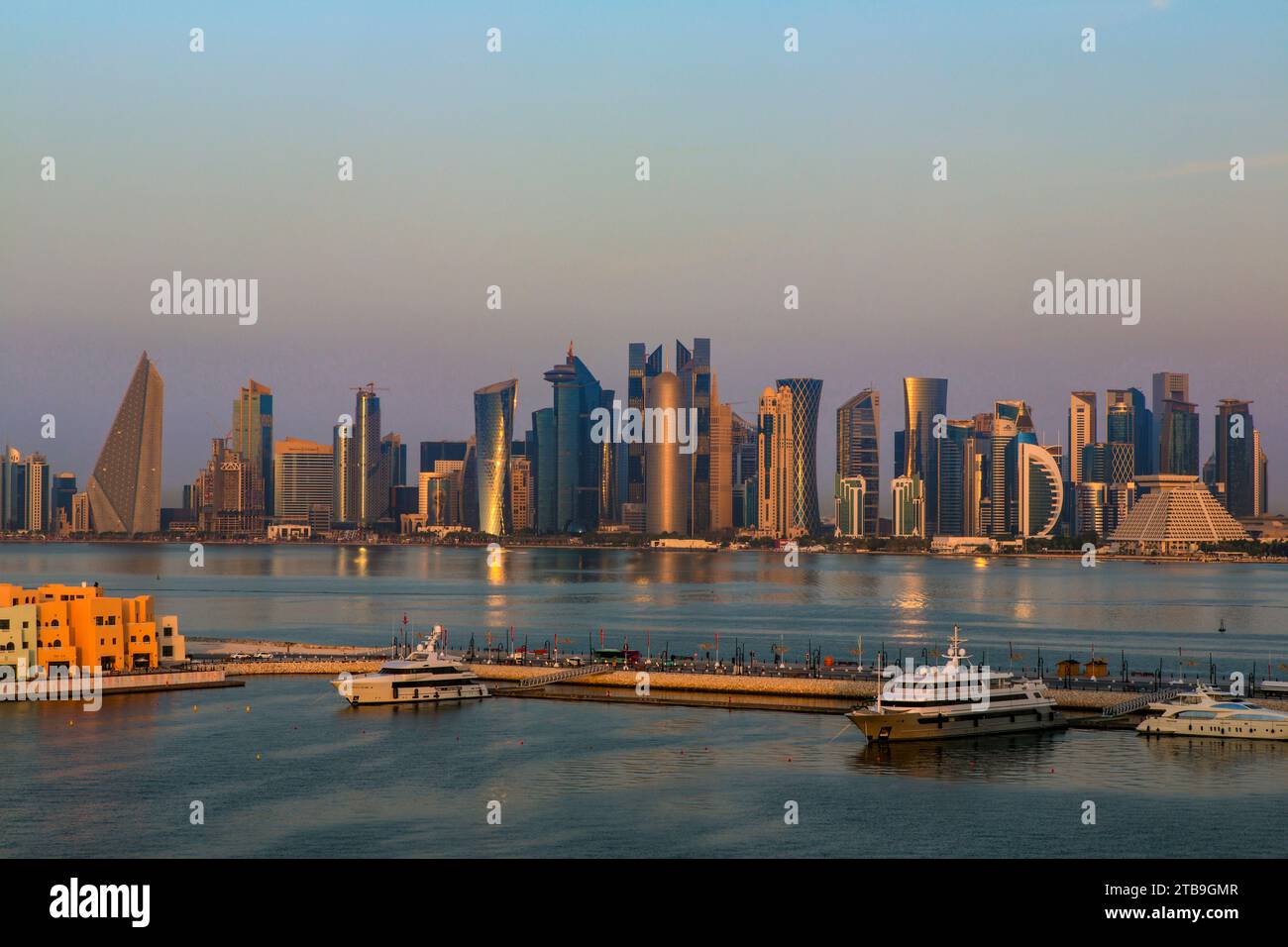 Die Skyline der Hauptstadt Doha bei Sonnenaufgang; Doha, Katar Stockfoto