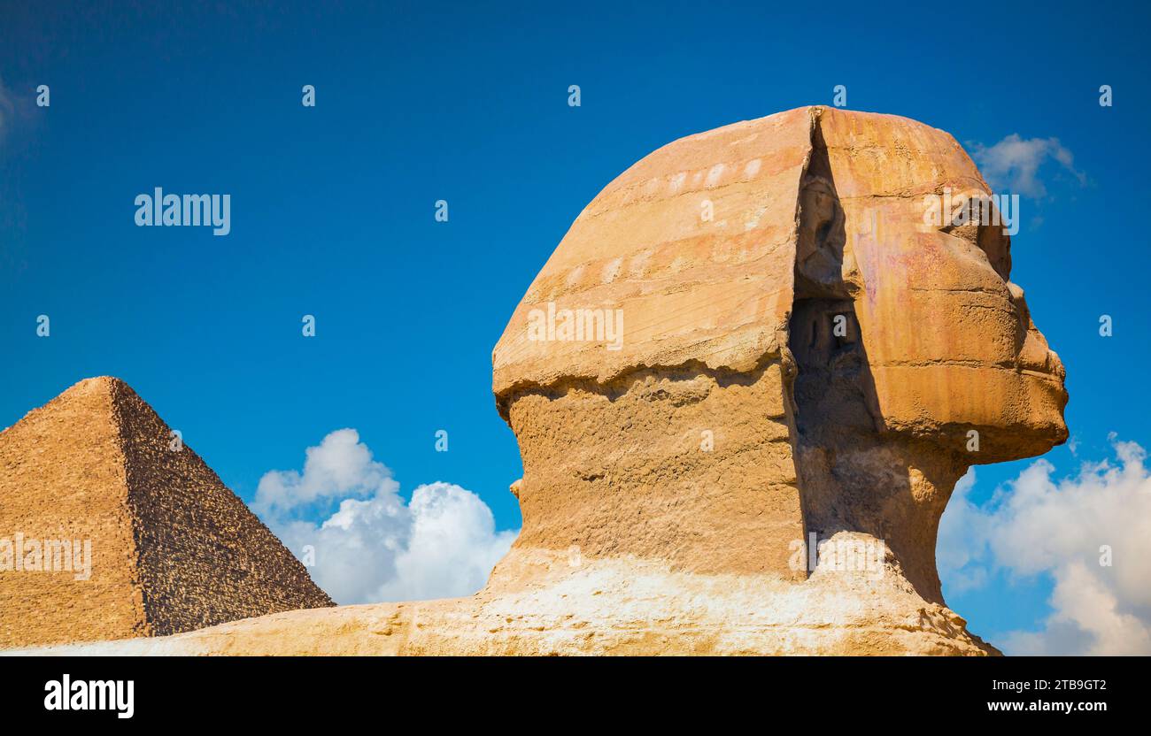 Nahaufnahme der Großen Pyramide und der Sphinx von Gizeh; Gizeh, Kairo, Ägypten Stockfoto