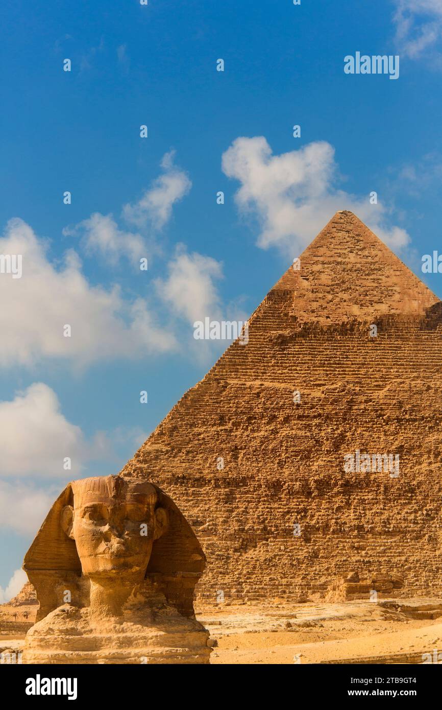 Nahaufnahme der Großen Pyramide und der Sphinx von Gizeh; Gizeh, Kairo, Ägypten Stockfoto