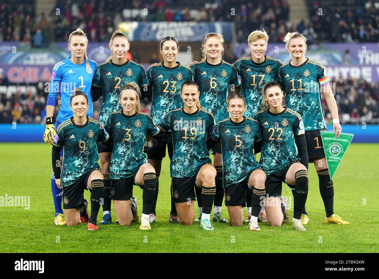 (Von links nach rechts, von hinten nach vorne) deutscher Torhüter Merle Frohms, Sarai Linder, Sara Doorsoun, Sjoeke Nusken, Paulina Krumbiegel, Alexandra Popp, Svenja Huth, Kathrin Hendrich, Klara Buhl, Elisa Senb und Jule Brand vor dem Spiel der Gruppe A3 der UEFA Women's Nations League im Stadion Swansea.com, Wales. Bilddatum: Dienstag, 5. Dezember 2023. Stockfoto