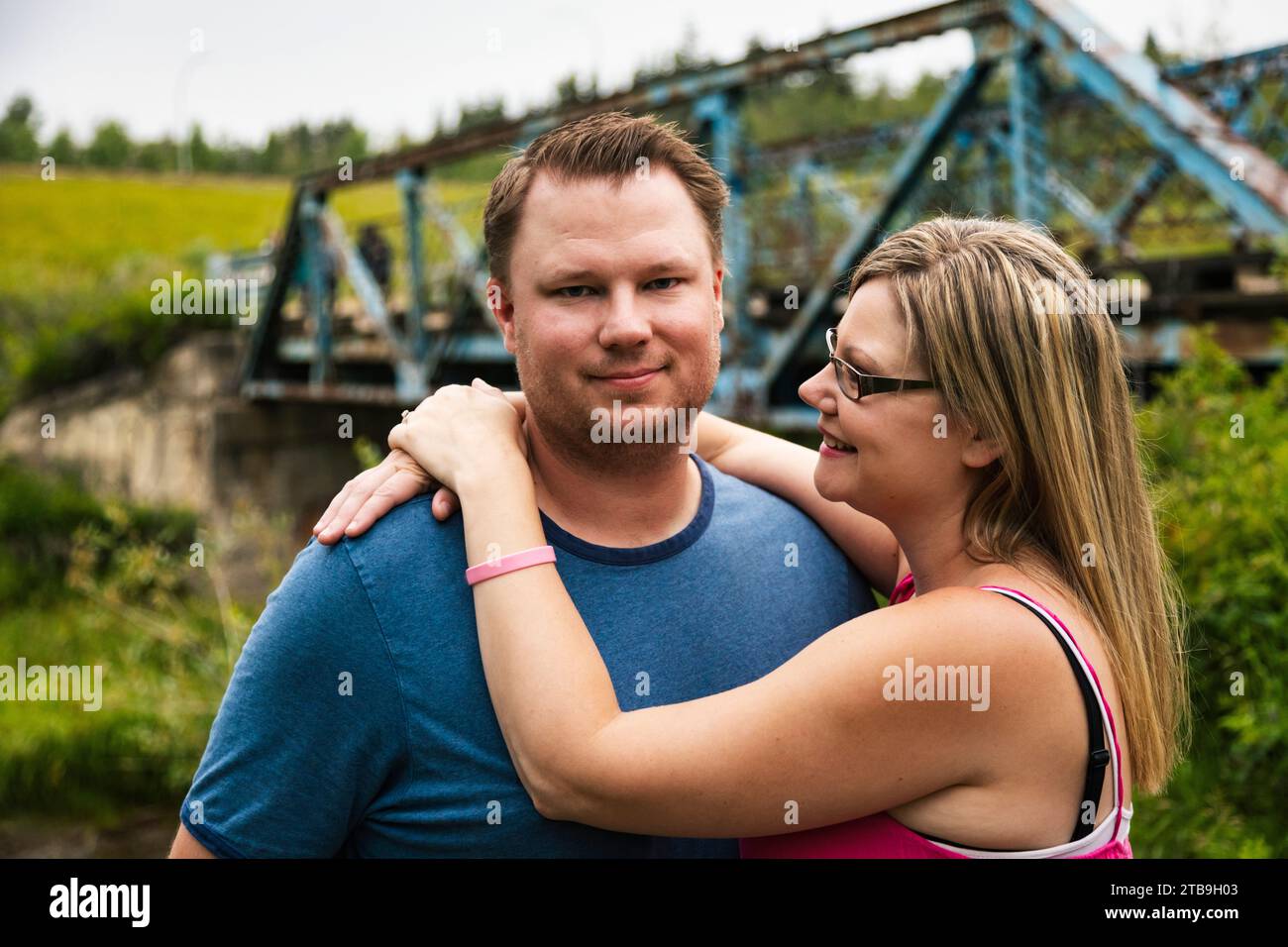 Nahaufnahme eines Paares bei einem Spaziergang durch die Natur in einem Park; Edmonton, Alberta, Kanada Stockfoto