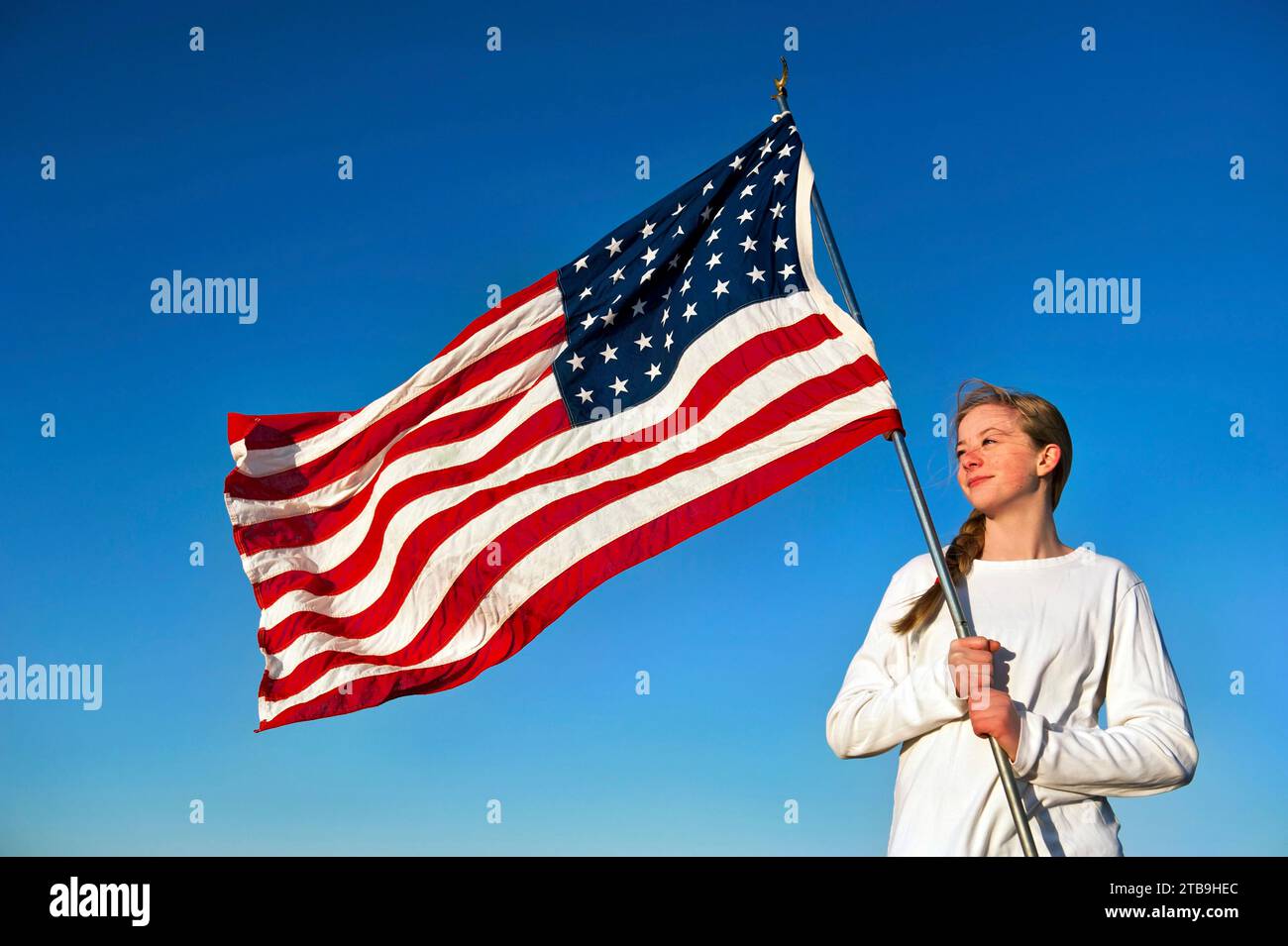 Teenager-Mädchen hält stolz eine amerikanische Flagge; Lincoln, Nebraska, Vereinigte Staaten von Amerika Stockfoto