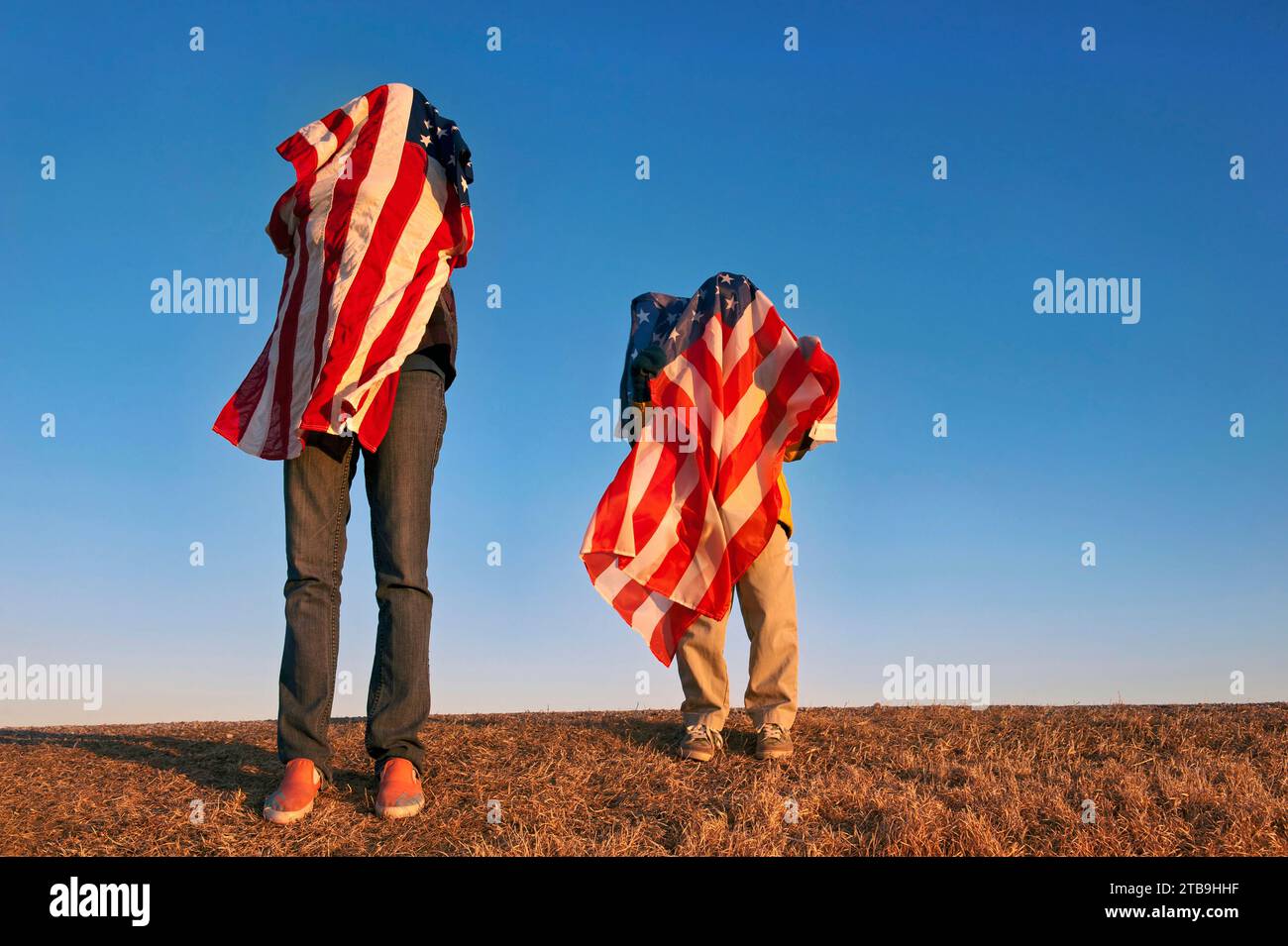 Zwei Personen bedecken sich mit amerikanischen Flaggen: Lincoln, Nebraska, Vereinigte Staaten von Amerika Stockfoto