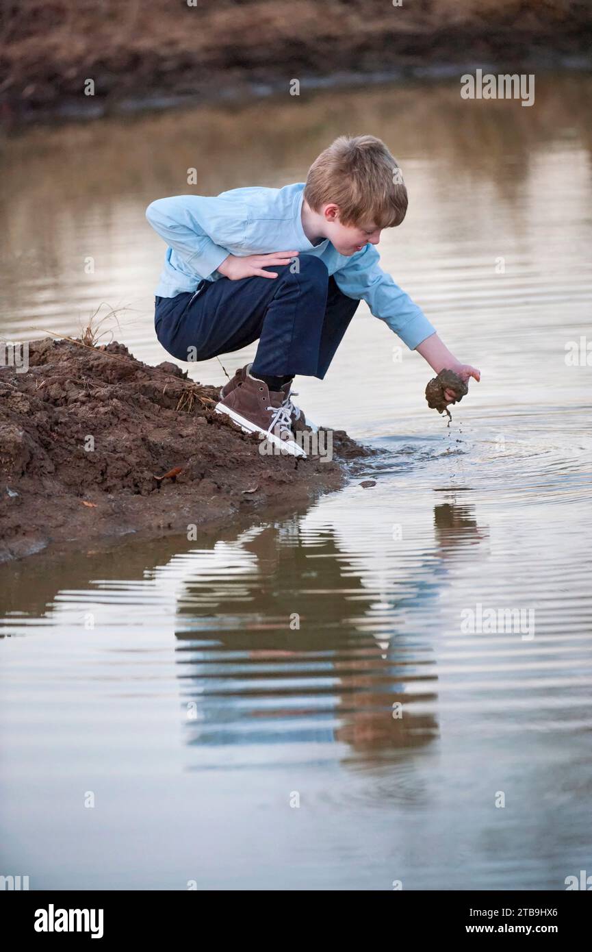 Junge spielt in einem Teich; Dunbar, Nebraska, Vereinigte Staaten von Amerika Stockfoto
