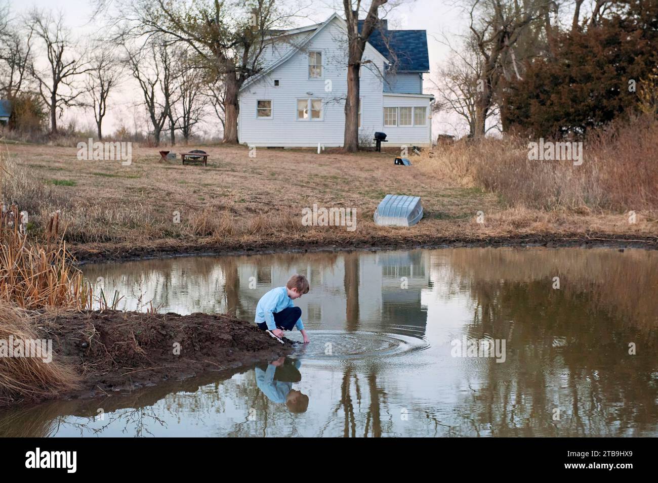 Junge spielt in einem Teich auf einer Farm; Dunbar, Nebraska, Vereinigte Staaten von Amerika Stockfoto