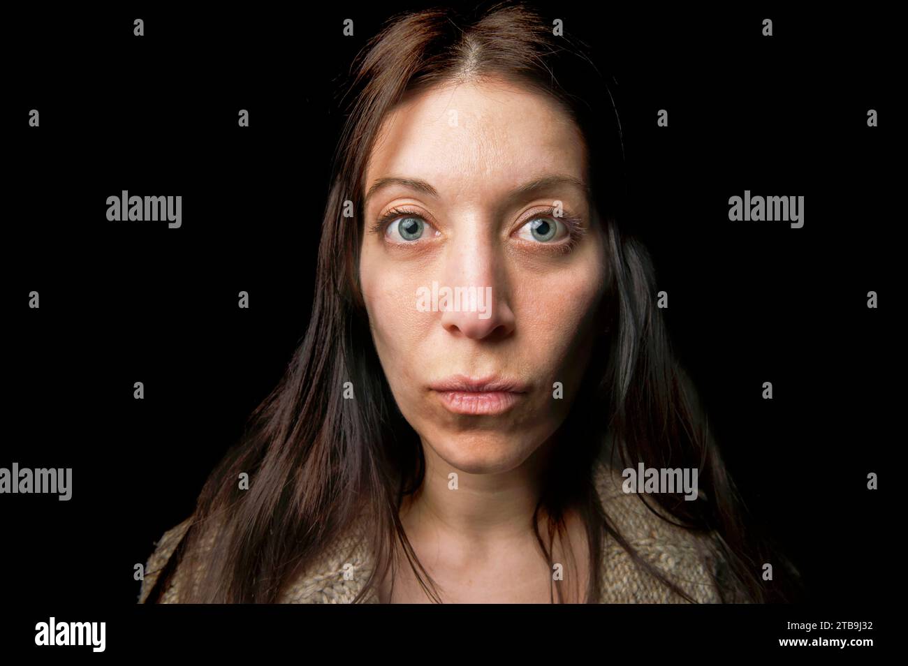 Porträt einer schönen Frau im mittleren Erwachsenenalter mit brünetten Haaren und blauen Augen; Studio Stockfoto