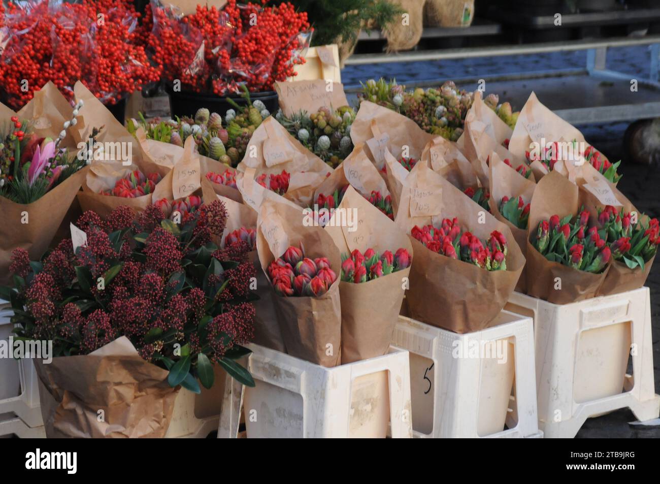 Kopenhagen, Dänemark /05 Dezember 2023/. Blumensträuße gibt es bei einem Händler in der dänischen Hauptstadt Kopenhagen. (Photo.Francis Joseph Dean/Dean Pictures) Stockfoto