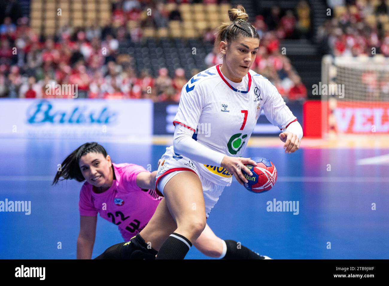 Aleksandra Vukajlovic aus Serbien im Einsatz mit Maura Andrea Alvarez Gyllen aus Chile während des IHF Handball-WM-Spiels der Frauen zwischen Serbien und Chile in der Vorgruppe E in Jyske Bank Boxen in Herning in Dänemark am Dienstag, 5. Dezember 2023. (Foto: Bo Amstrup/Ritzau Scanpix) Stockfoto