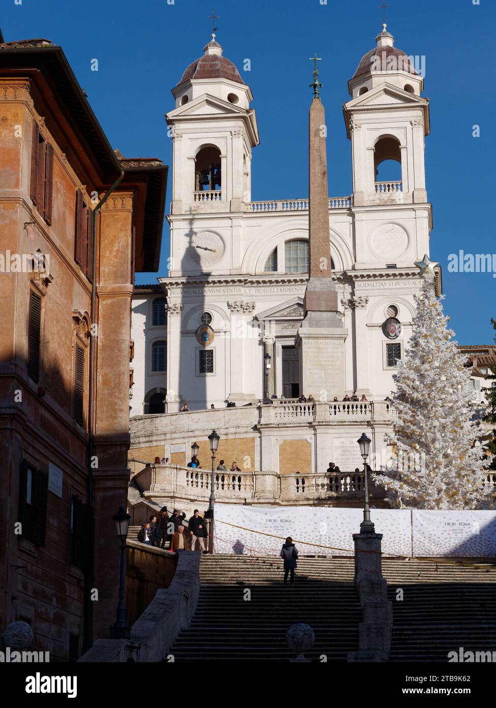 Touristen auf der berühmten Spanischen Treppe an einem Herbsttag in Rom, Region Latium, Italien, 05. Dezember 2023 Stockfoto