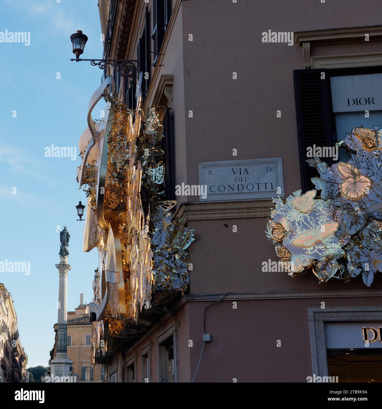 Weihnachtsdekoration in einem Eckladen mit Säulendenkmal dahinter in Rom, Region Latium, Italien, 05. Dezember 2023 Stockfoto