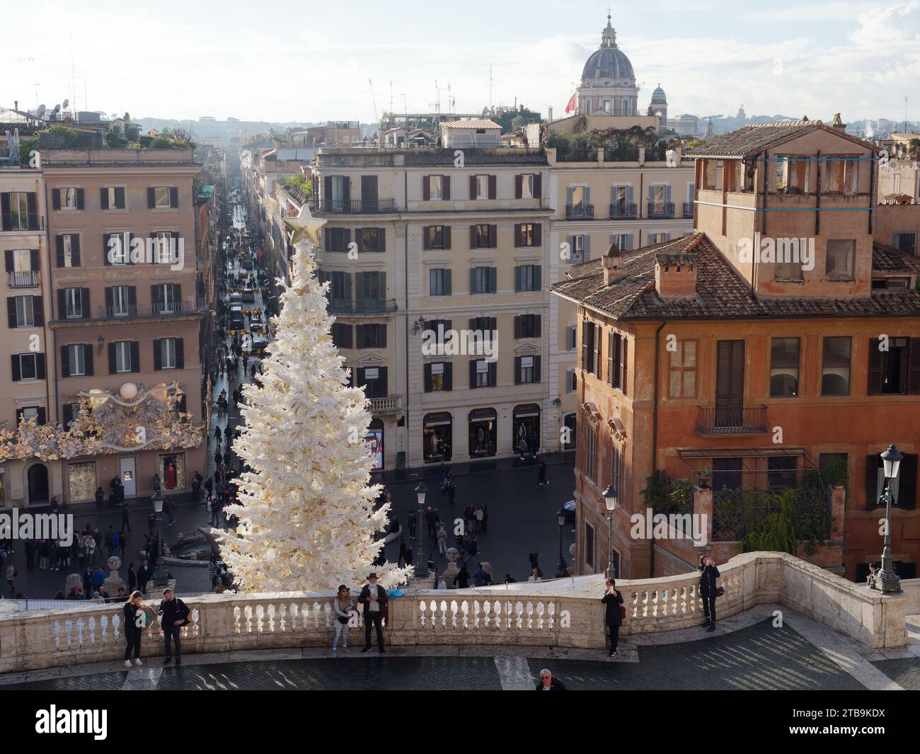 Menschen auf der Spanischen Treppe mit einem weißen Weihnachtsbaum an einem Herbsttag in Rom, Region Latium, Italien, 05. Dezember 2023 Stockfoto