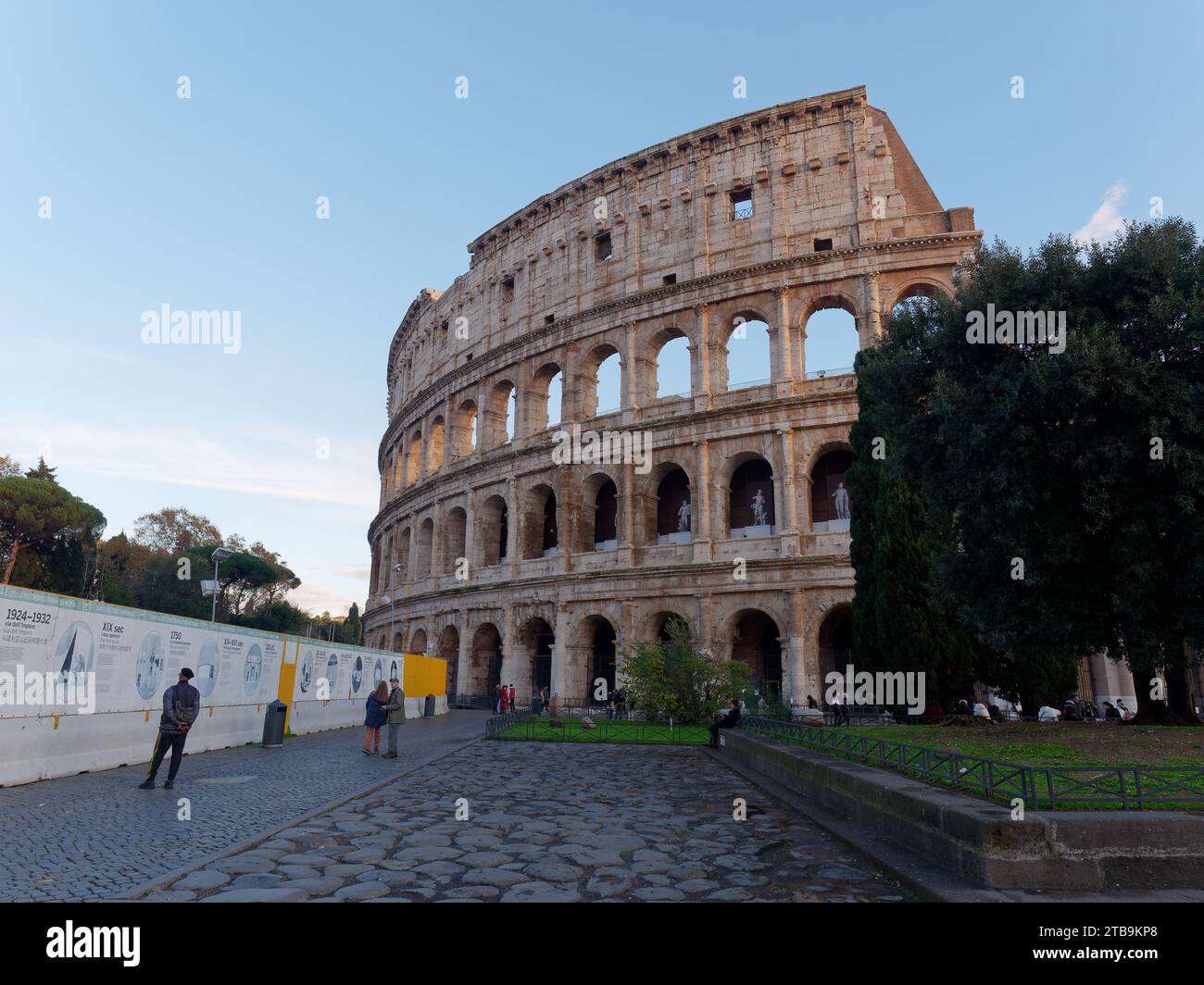 Kolosseum an einem Herbstabend in Rom, Region Latium, Italien, 05. Dezember 2023 Stockfoto