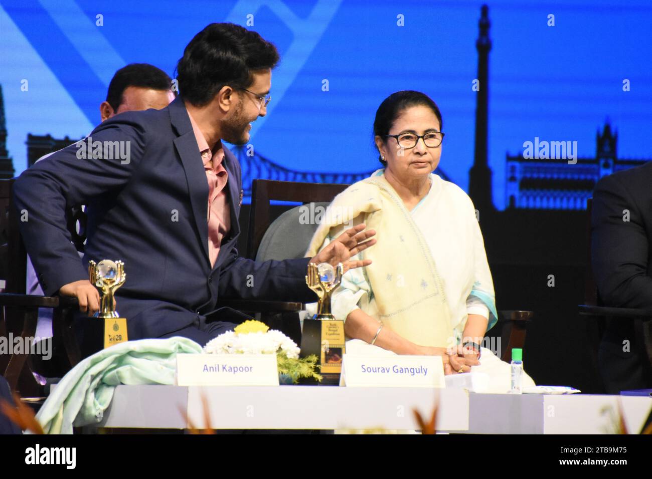 Kalkutta, Westbengalen, Indien. Dezember 2023. Cricketspieler und Industrialist Sourav Ganguly (L) im Gespräch mit Mamata Banerjee (R), Chefministerin von Westbengalen, bei der Eröffnungsfunktion der 29. Ausgabe des Internationalen Filmfestivals von Kalkutta (KIFF 29), organisiert vom Ministerium für Information und Kultur der Regierung Westbengalen, die vom 5. bis 12. Dezember 2023 in Kalkutta, der Kulturhauptstadt des Bundesstaates Westbengalen, stattfinden soll. Dieses Festival ist von der International Federation of Film Producers' Association (FIAPF) akkreditiert. (Kreditbild: © Biswarup G Stockfoto