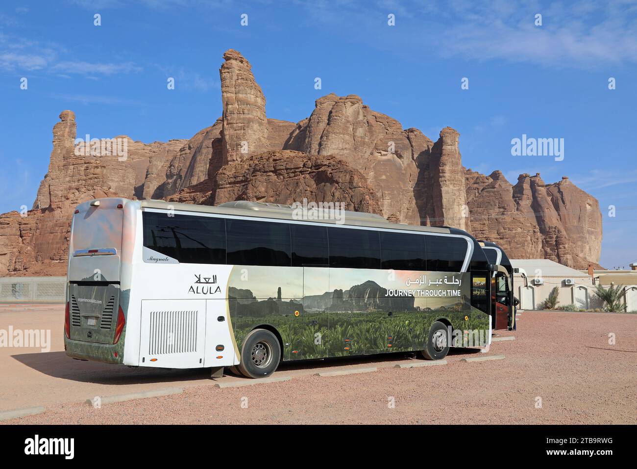 Tourbus in Al Ula in der Wüste Saudi-Arabiens Stockfoto