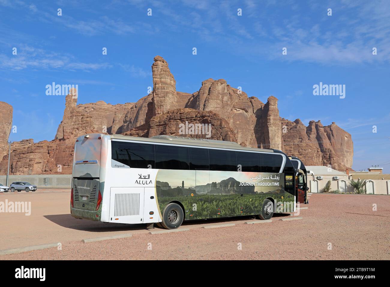 Tourbus in Al Ula in der Wüste Saudi-Arabiens Stockfoto