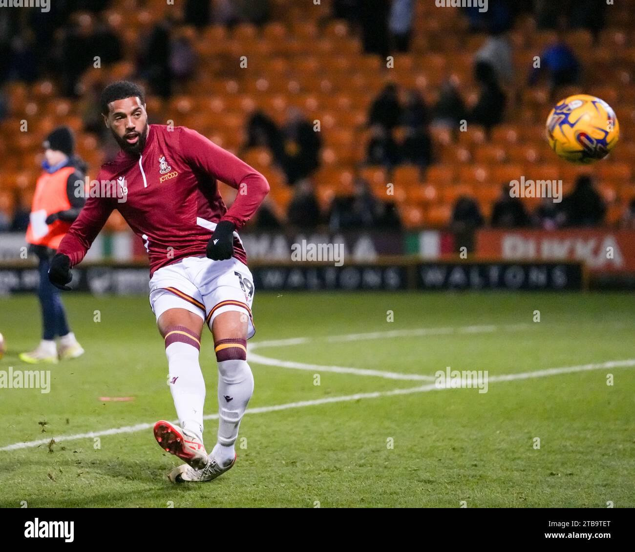 BRADFORD, GROSSBRITANNIEN. Dezember 2023. EFL-TROPHÄE: Bradford City AFC gegen Liverpool FC unter 21 Jahren Vadaine Oliver von Bradford City wärmt sich auf. Paul B. Whitehurst/Alamy Live News Stockfoto