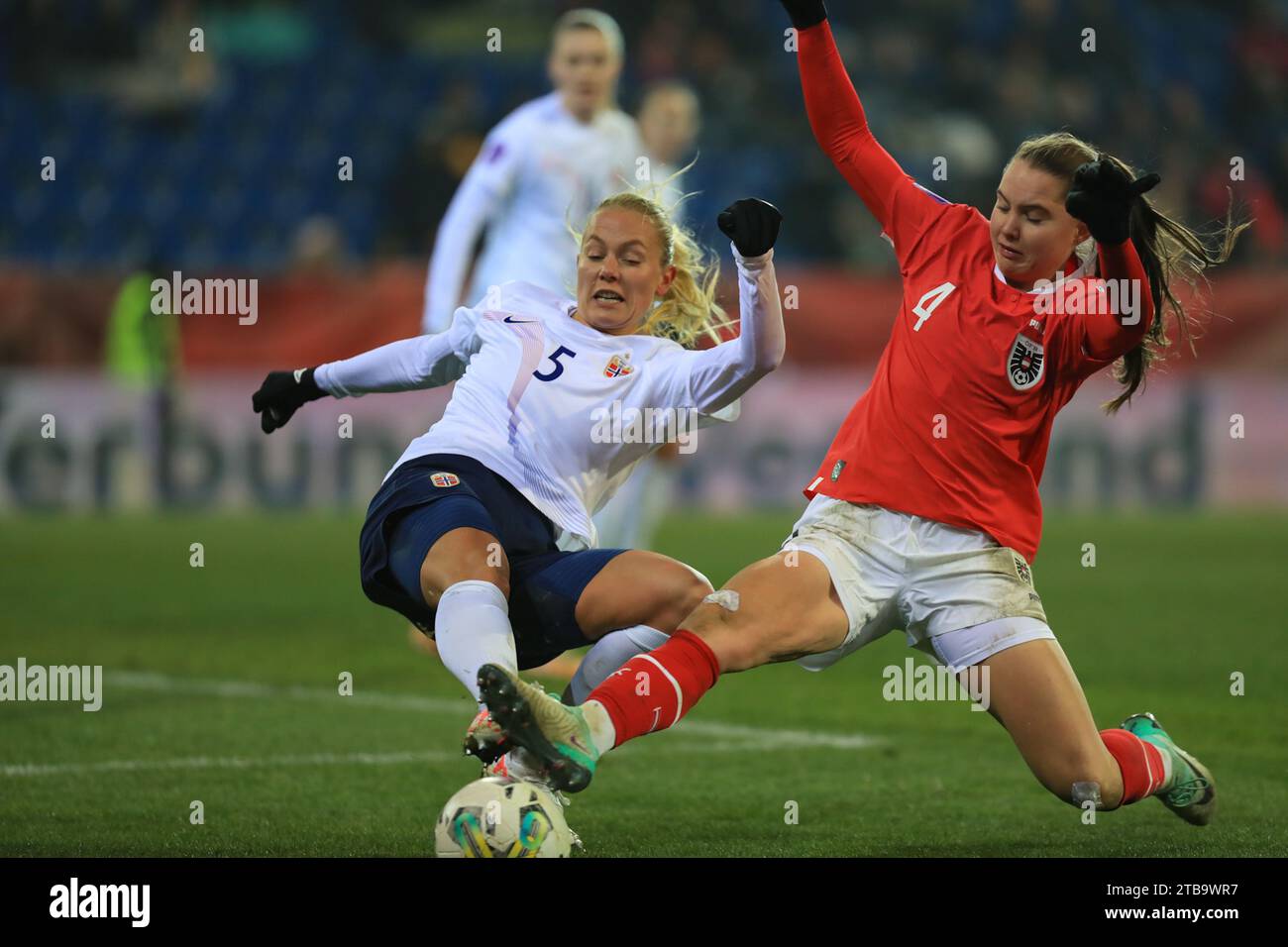 St. Polten, Österreich. Dezember 2023. Lilli Purtscheller (4 Österreich) und Guro Bergsvand (5 Norwegen) im Einsatz während des UEFA Women's Nations League Match Austria gegen Norwegen in der NV Arena in St. Polten, Österreich (Tom Seiss/SPP). /Alamy Live News Stockfoto