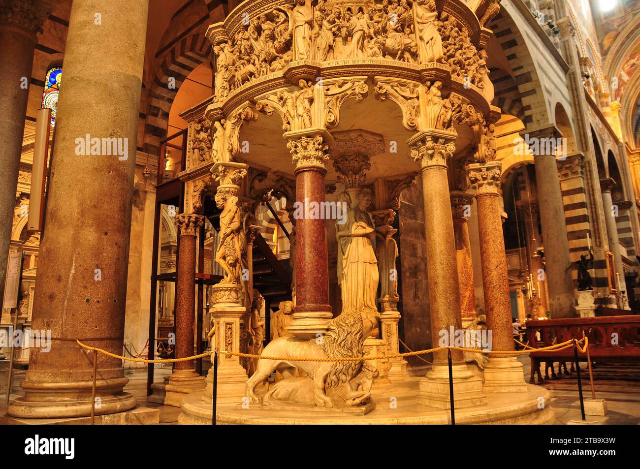 Geschnitzte Kanzel von Giovanni Pisano im Dom in Pisa Italien Stockfoto