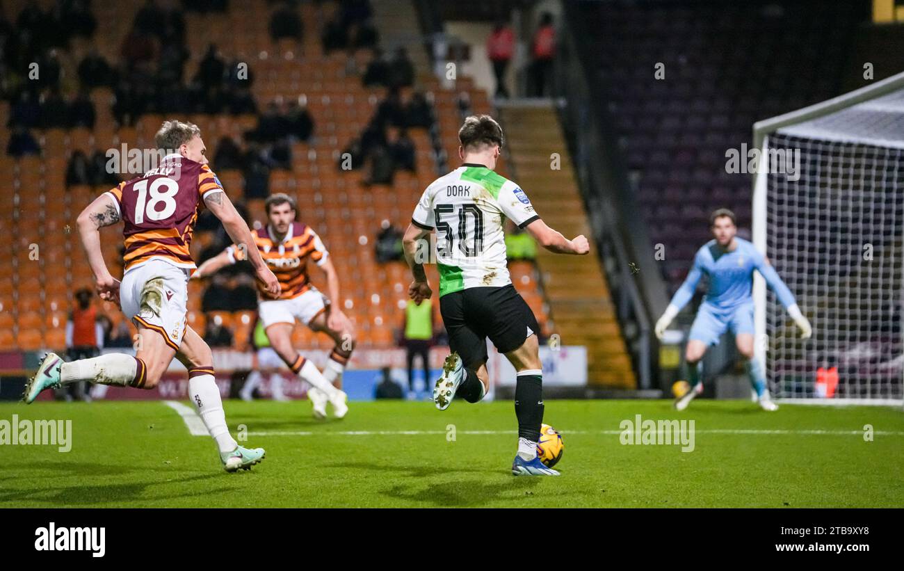 BRADFORD, GROSSBRITANNIEN. Dezember 2023. EFL-TROPHÄE: Bradford City AFC gegen Liverpool FC unter 21 Jahren Ben Doak vom FC Liverpool bricht in die Box. Paul B. Whitehurst/Alamy Live News Stockfoto