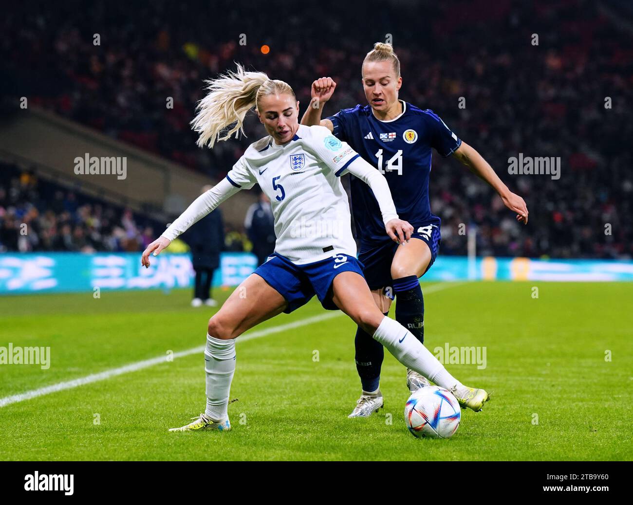 Alex Greenwood (links) und Rachel McLauchlan aus Schottland kämpfen um den Ball während des Gruppenspiels der UEFA Women's Nations League in Hampden Park, Glasgow. Bilddatum: Dienstag, 5. Dezember 2023. Stockfoto