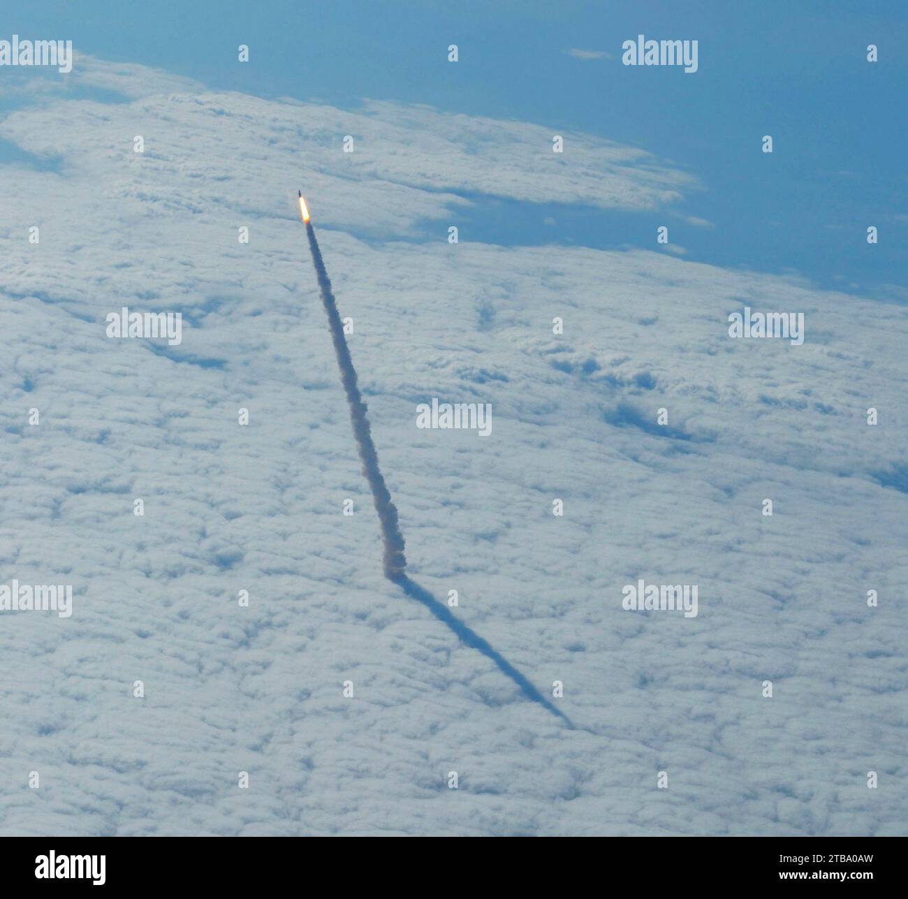 Luftaufnahme des Space Shuttle Endeavour, das während des Starts in Richtung Erdumlaufbahn fährt. Stockfoto