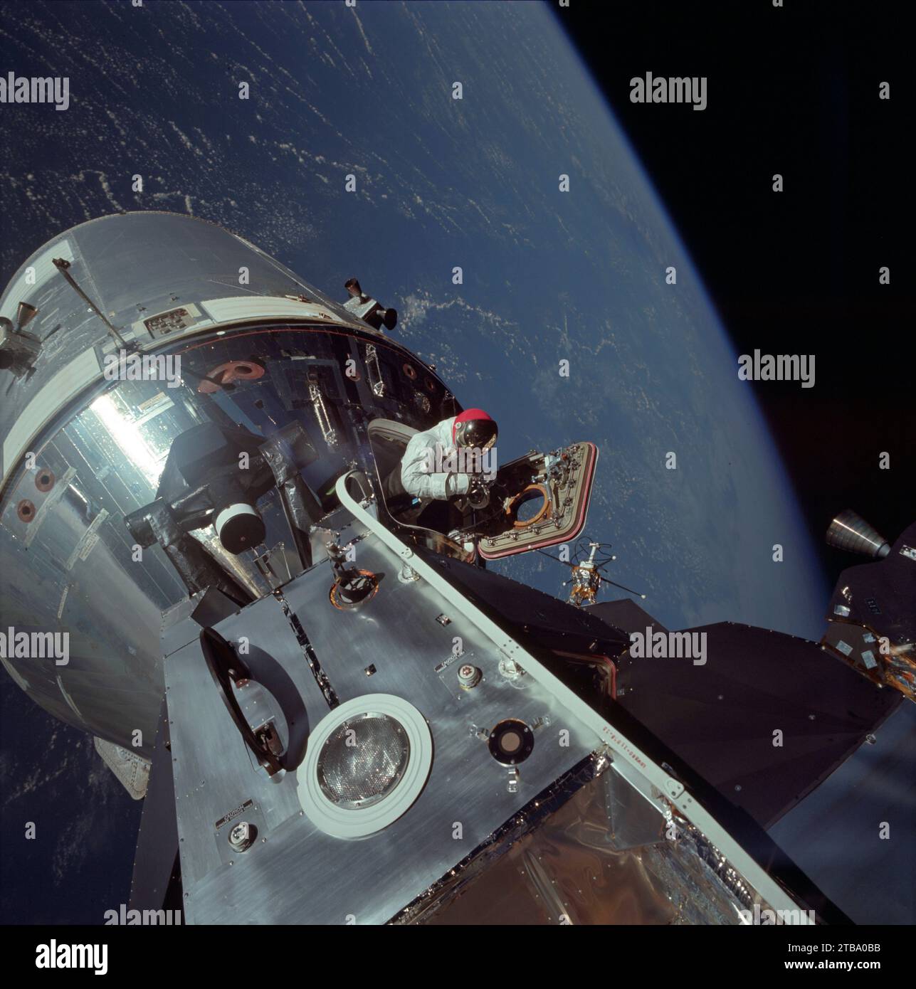 Apollo 9 Befehls- und Servicemodule und Mondmodul mit Erde im Hintergrund, 1969. Stockfoto